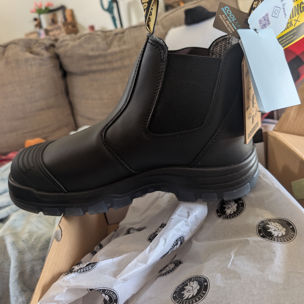 Black Chelsea Boots with Elastic Panels and Rubber Sole